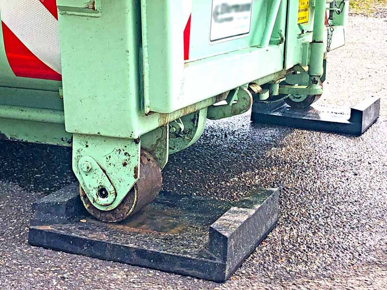 Abstützung eines Abrollcontainers mit Abrollcontainer Bodenschutzplatten