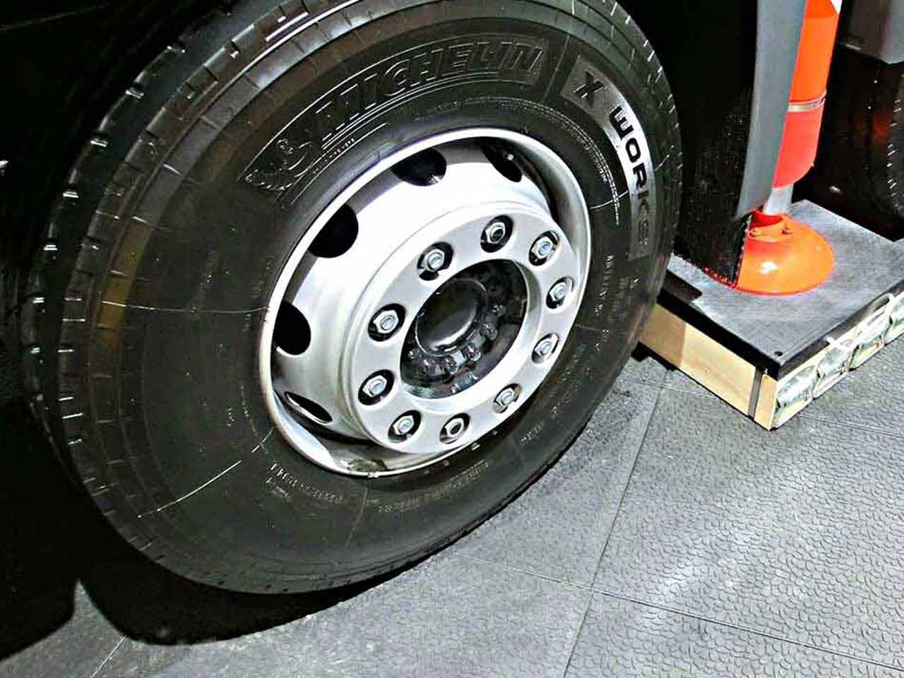 Abstützung eines LKW mit der Abstützplatte PRO