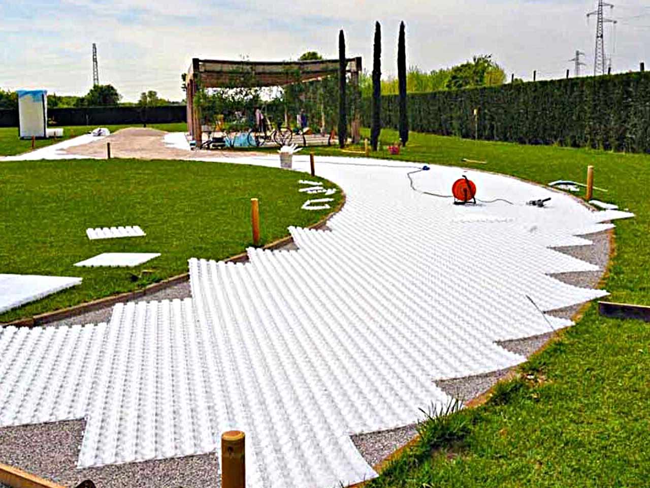 Gartenweg mit Kiesgitter sauber und stabil anlegen