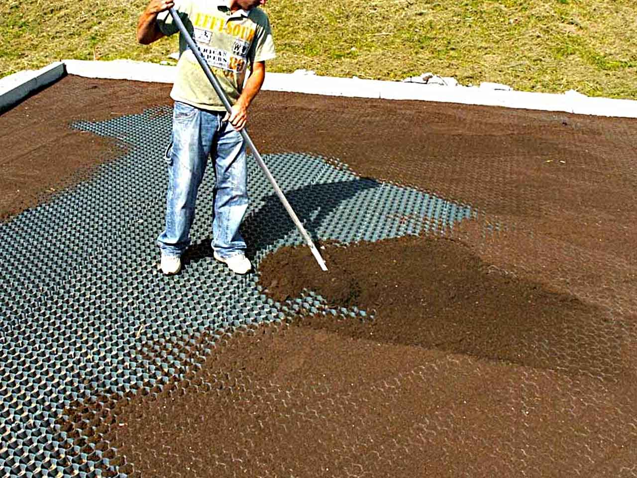 Stellplatz mit Bodenwaben befestigen