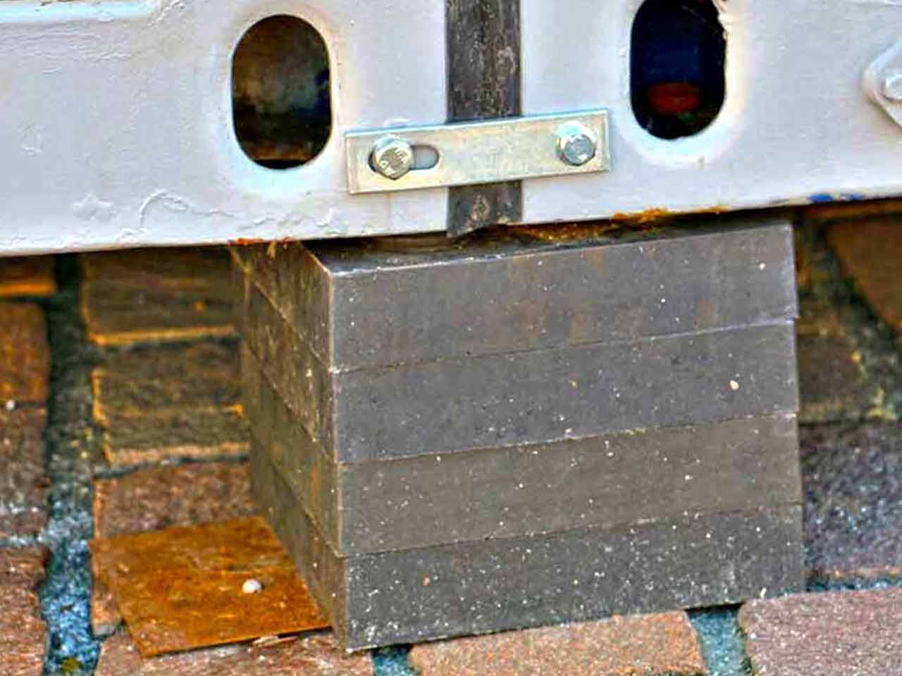 Container auf Pflaster unterpallen