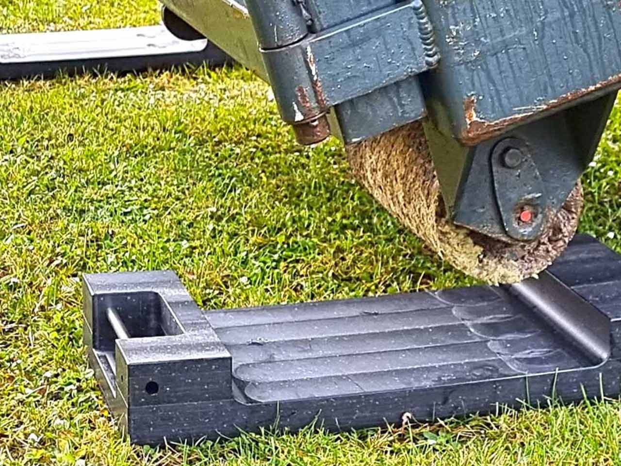 Containerplatte auf Wiese