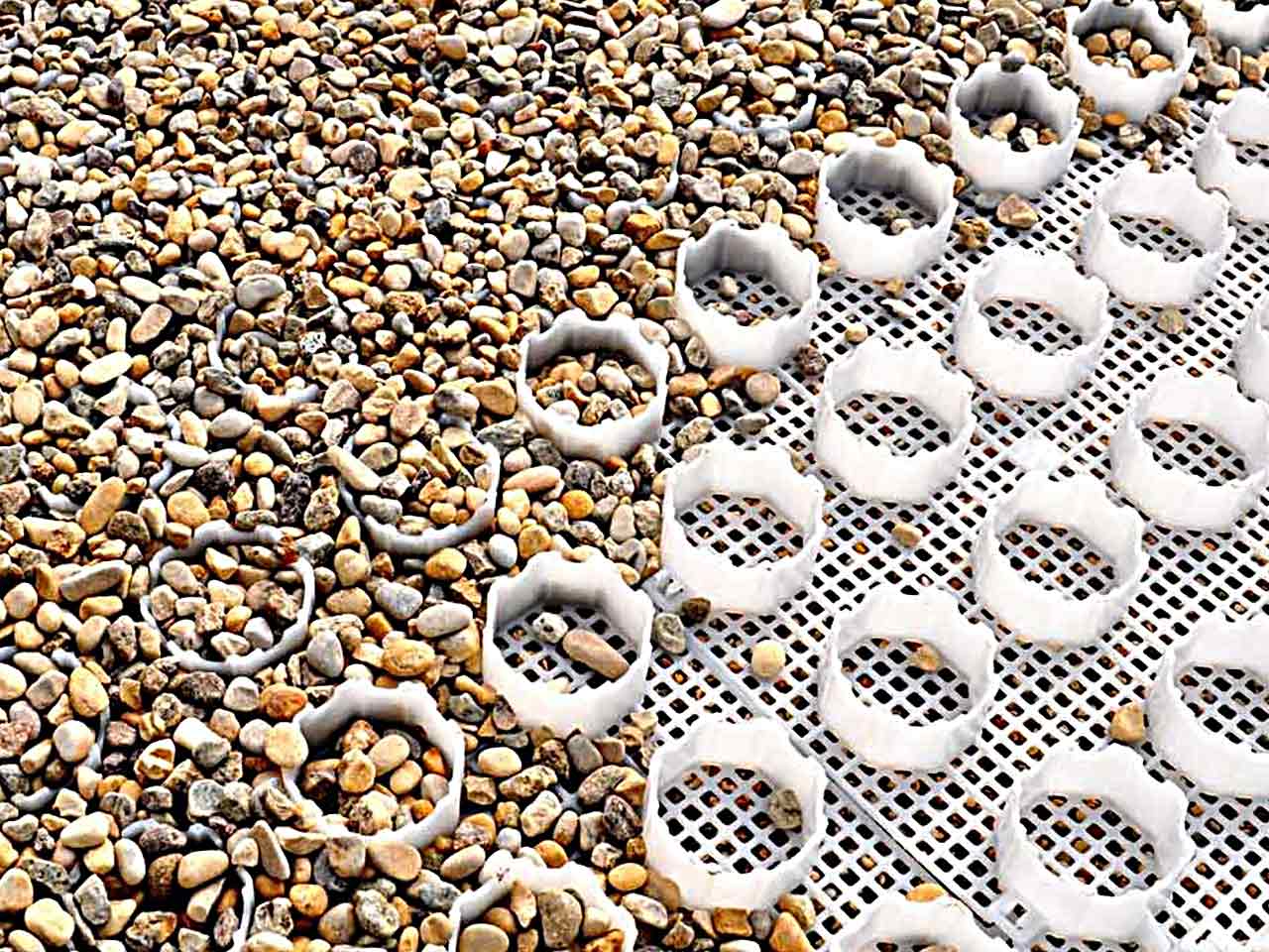 Kunststoffgitter mit Kies gefüllt