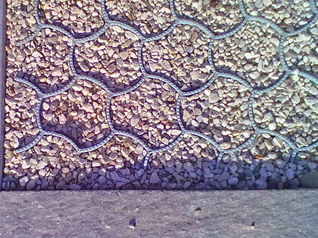 Wabenstruktur mit Kiesfüllung für stabile Flächen