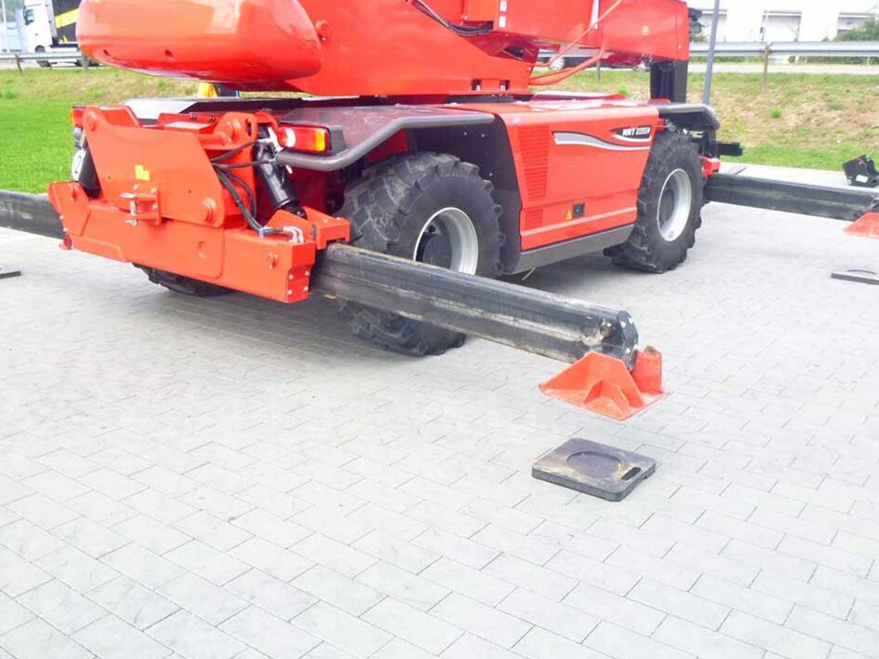 Abstützplatte schützt Pflaster bei abgestütztem Teleskoplader