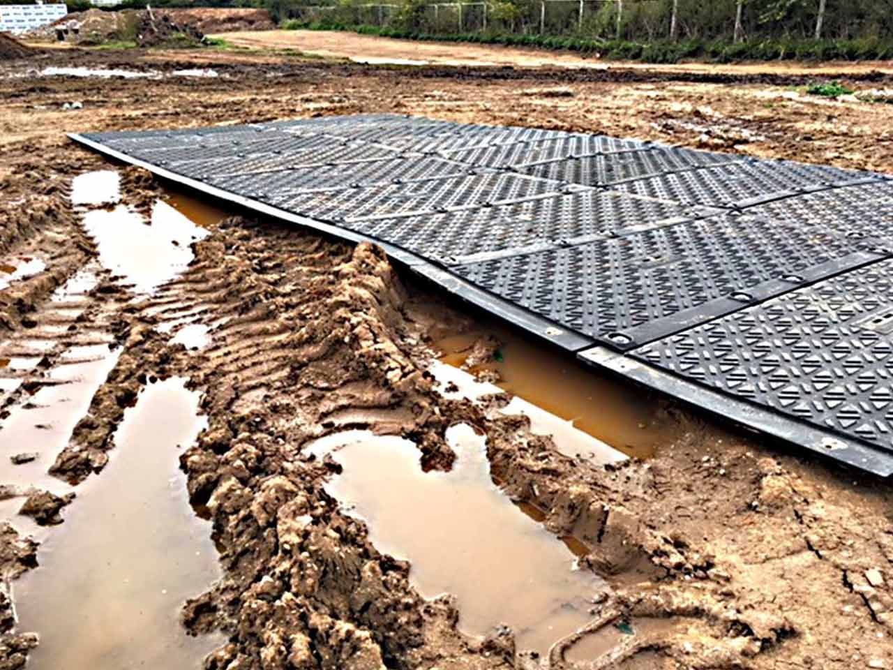 MaxiTrack Platten als Baustraße auf weichem Untergrund