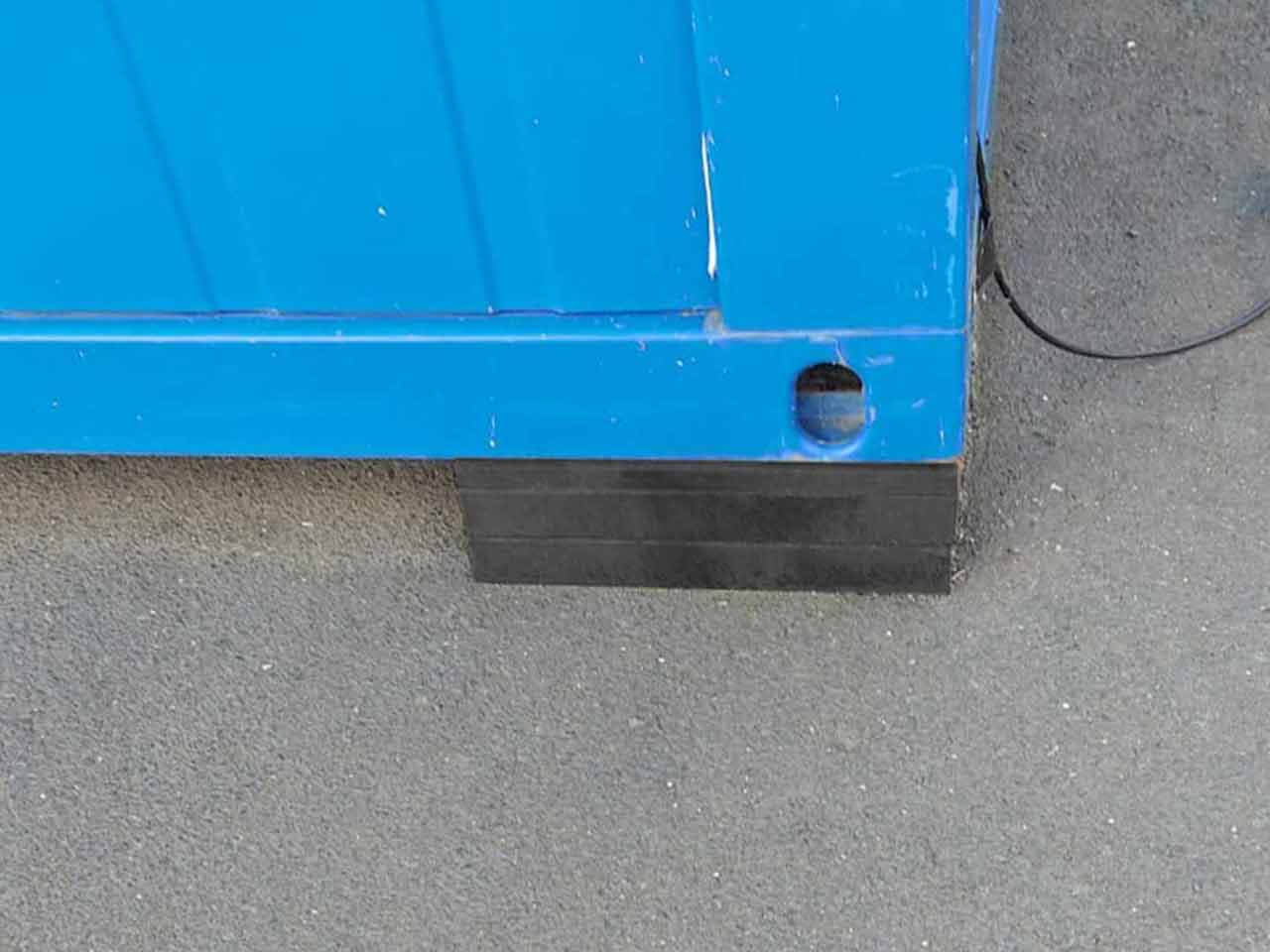 Nivellierplatte unter Container