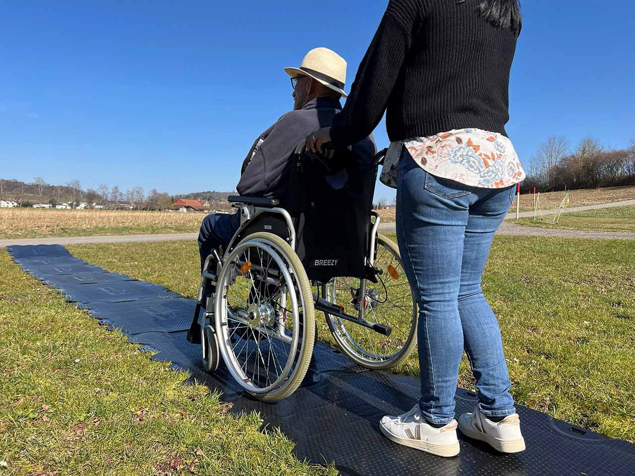 Rollstuhl auf Scobaplate Bodenschutzplatte