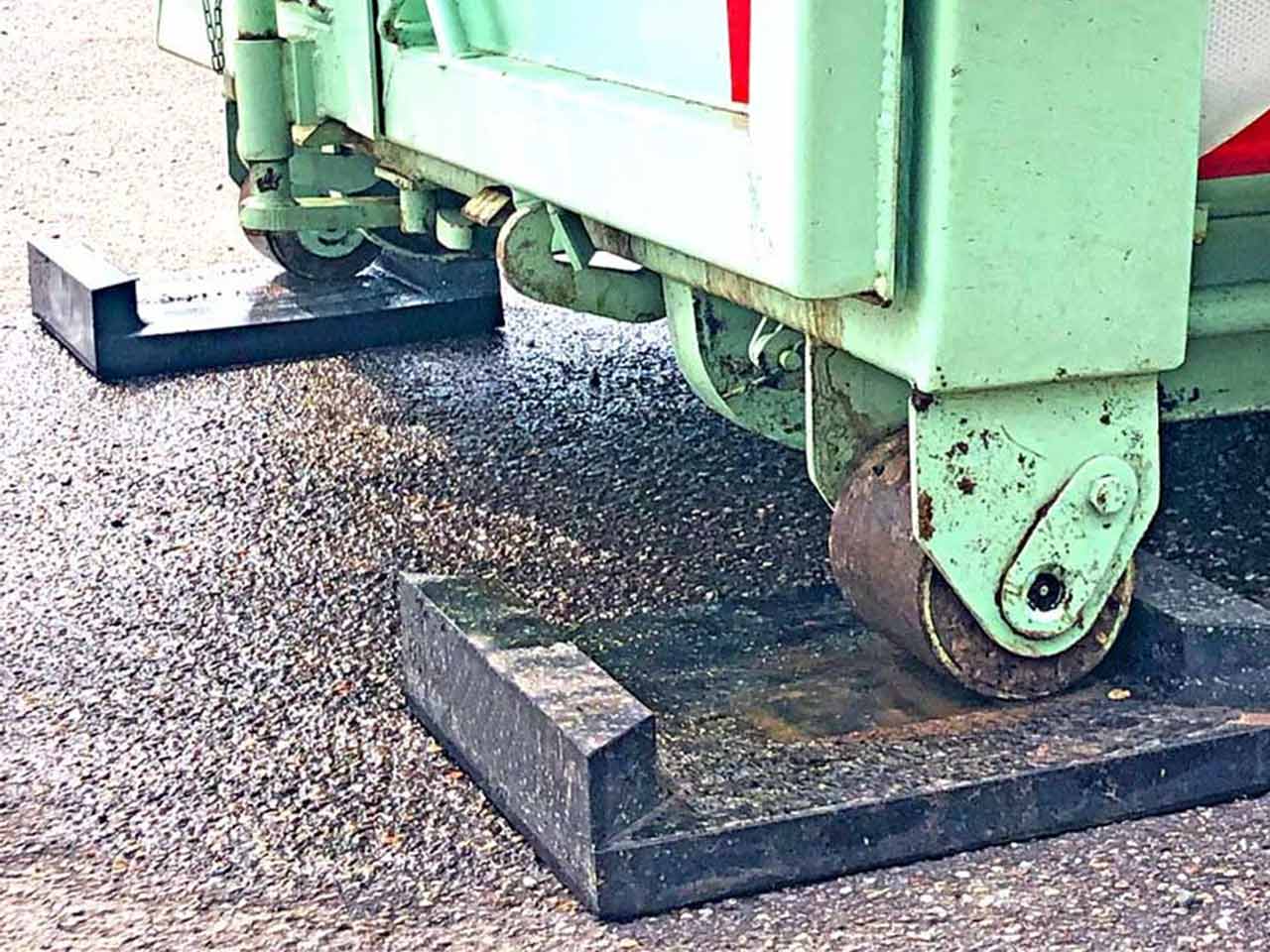 Containerplatten als Unterlage für Stahlrollen von Abrollcontainer