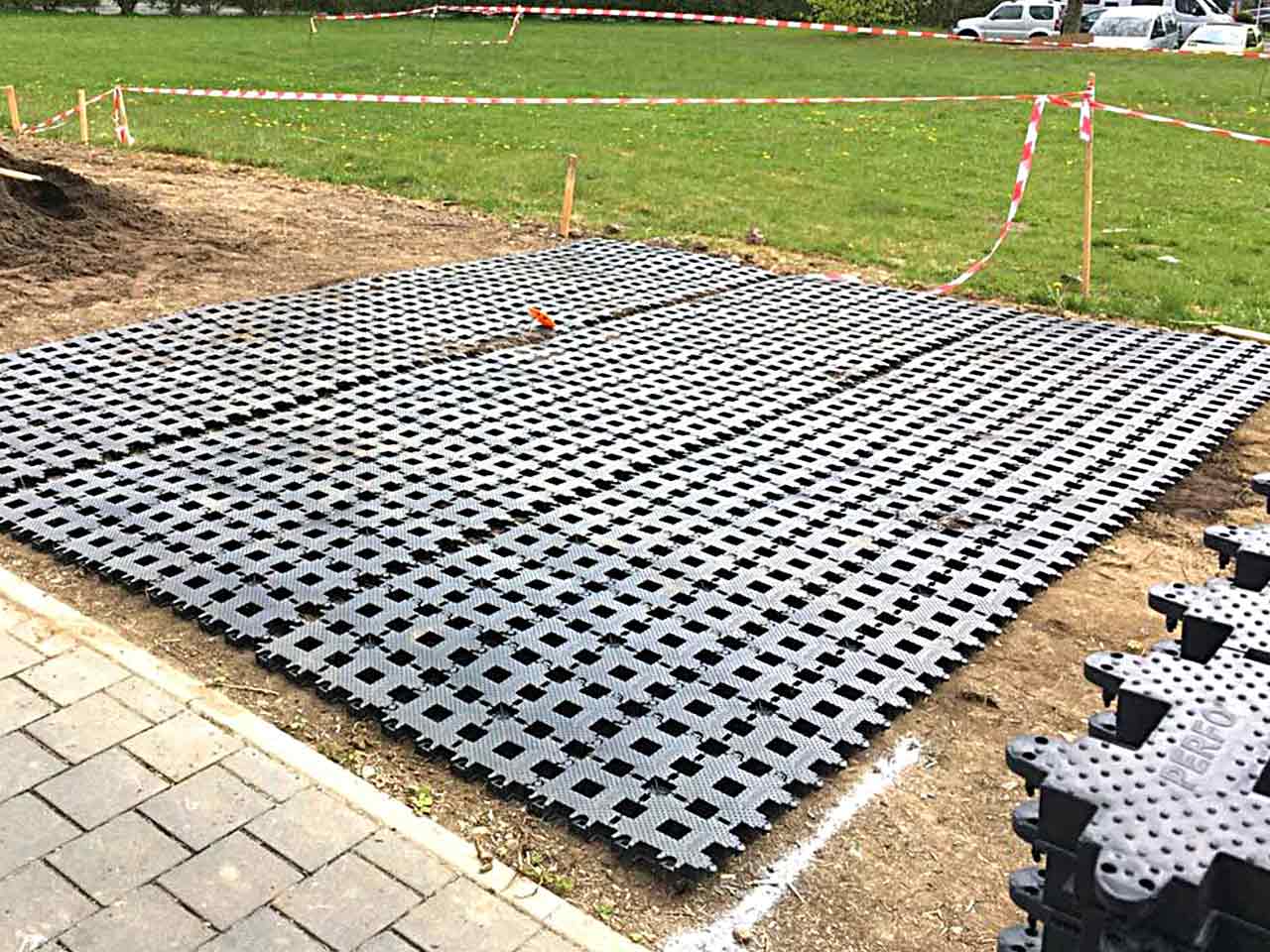 Stellplatz mit Rasengitter stabil befestigen