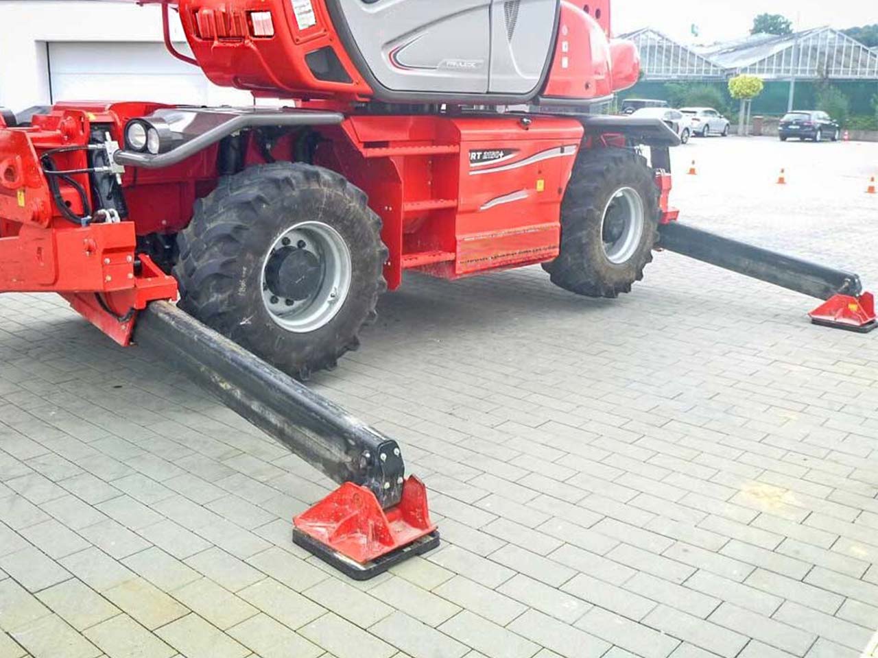 Abstützung eines Teleskoplader auf Abstützplatte ANTI RUTSCH + TIEFFRÄSUNG