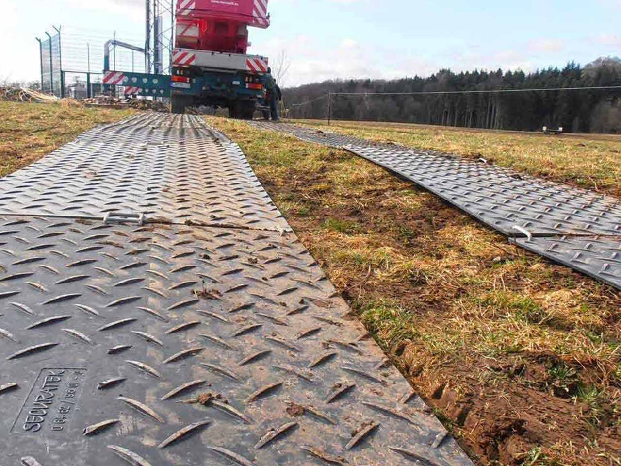 s:tek Bodenschutzplatten auf Wiese