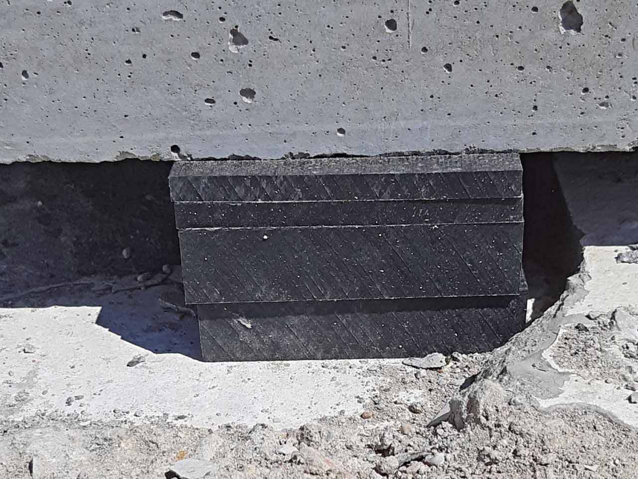 Unterlegplatten gestapelt unter Betonteil