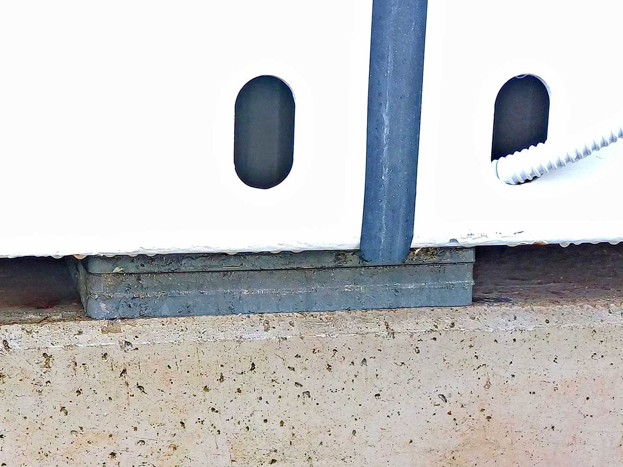 Unterpallung eines Containers mit JakStak Unterlegplatten