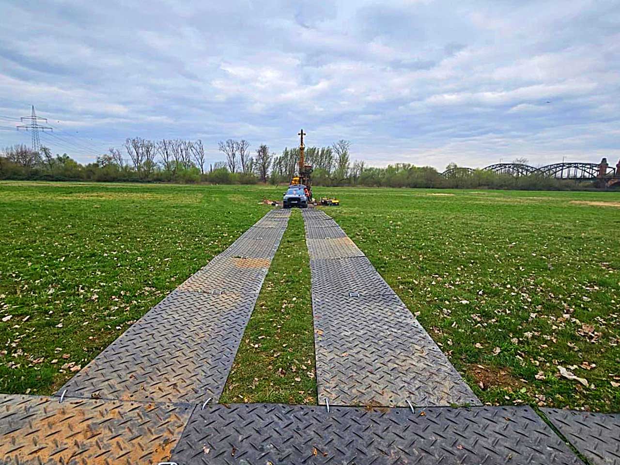 s:tek Bodenschutzplatte als temporäre Zuwegung zu eine Bohrstelle.