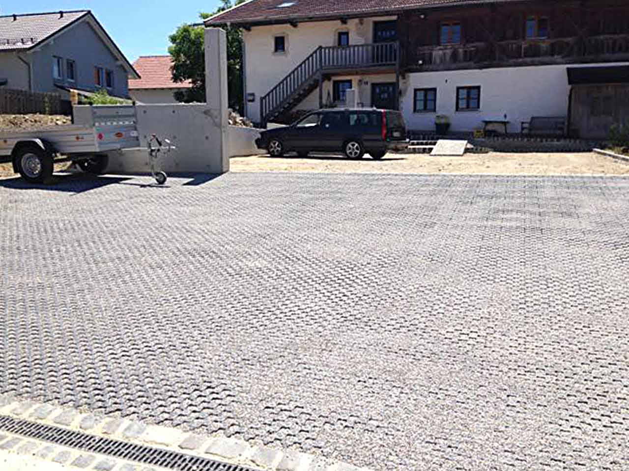 Großflächige Kiesbefestigung mit Ankergitter AG60