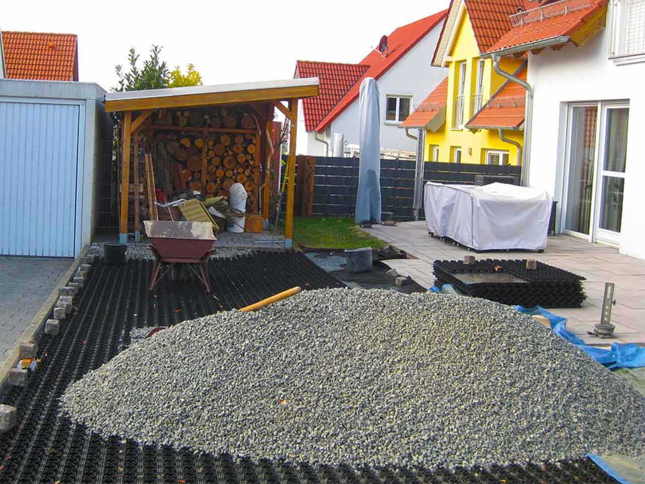 Hofeinfahrt mit Kiesmatten stabilisieren