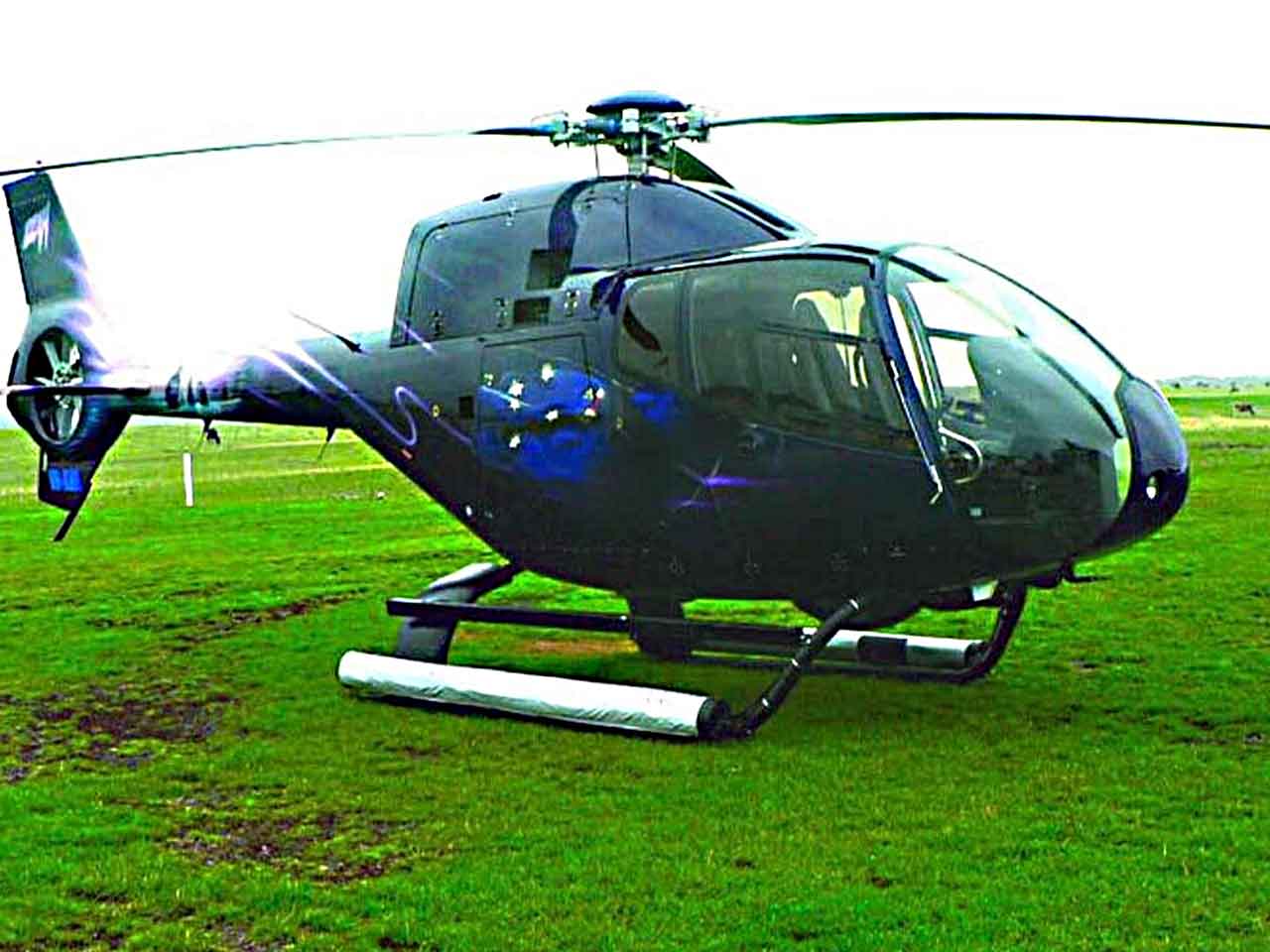 Helikopter-Landeplatz aus Bodengittern auf Wiese