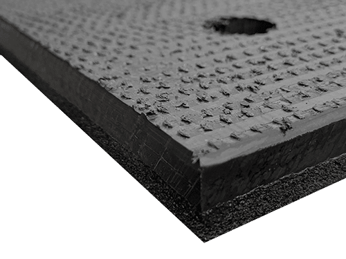 Detail der v:tek RUBBER Pflasterschutzmatte mit sichtbarer Kunststoff- und Kautschukschicht an der Kante