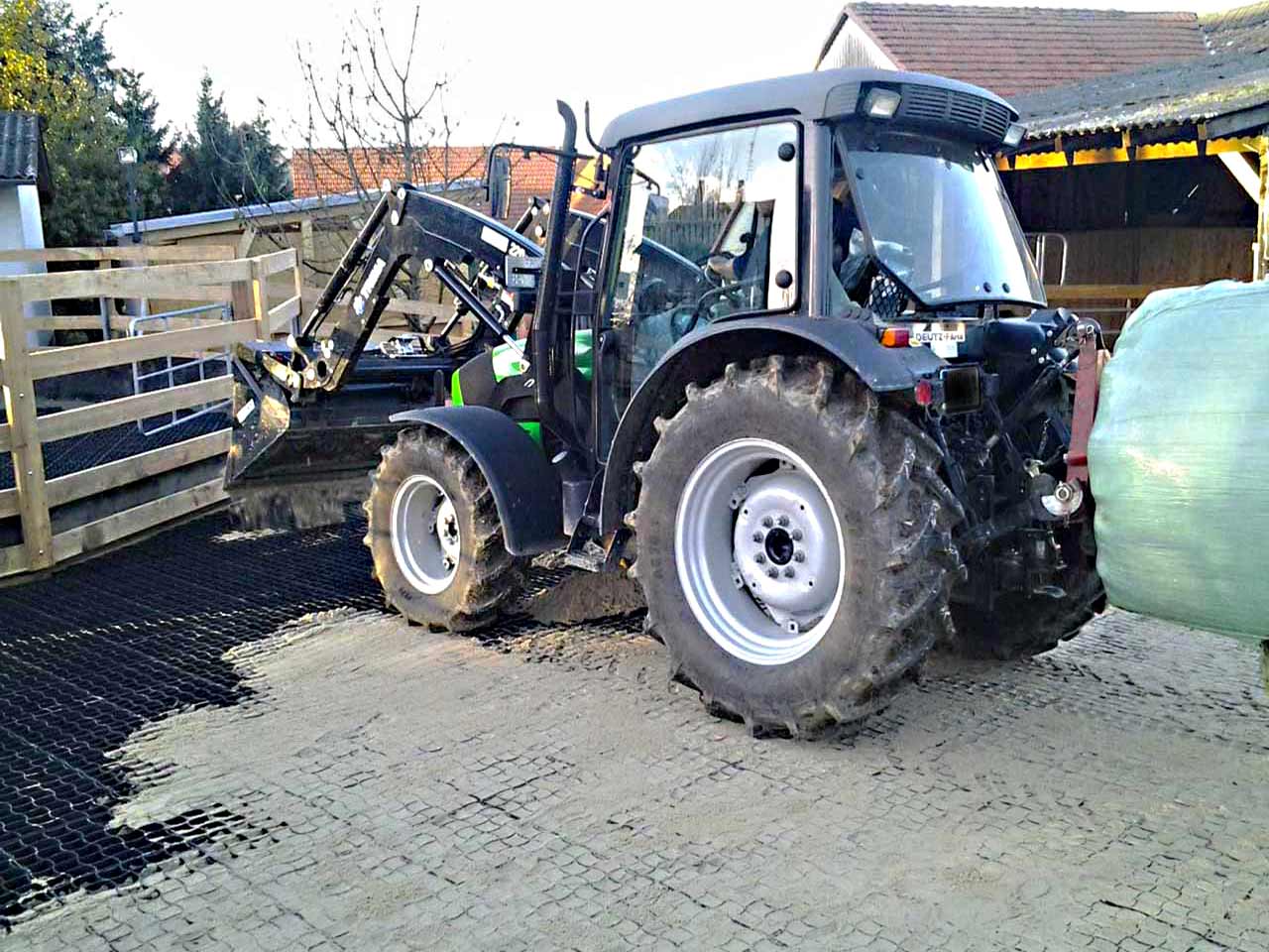 Traktor auf Fläche aus Bodengittern