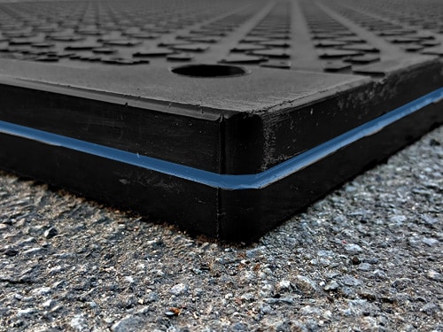 Zwei s:tek PRO Platten, die beim Stapeln platzsparend ineinander nisten